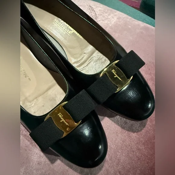 SALVATORE FERRAGAMO VARA BOW LEATHER LOW PUMPS, BLACK PATENT LEATHER, SIZE 9.5 - Picture 12 of 16